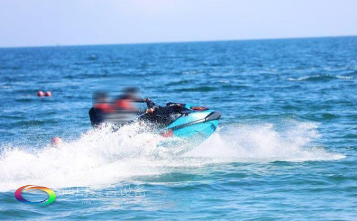 金沙灣藍騎士水上運動中心舞臺項目通用舞臺提供舞臺設計、舞臺幕布、燈光、機械以及控制系統等施工內容，項目現已圓滿完工。