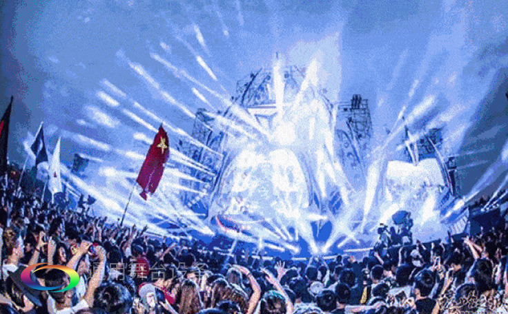 金沙灣藍騎士水上運動中心舞臺項目通用舞臺提供舞臺設計、舞臺幕布、燈光、機械以及控制系統等施工內容，項目現已圓滿完工。