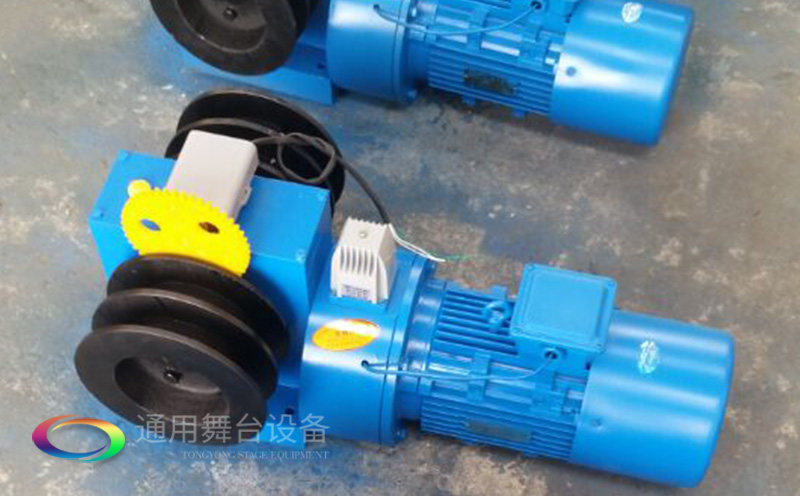 通用舞臺吊桿高標準承接廣州市培英中學報告廳項目，大屏幕顯示系統、音頻擴聲系統、燈光系統、舞臺吊桿及機械等多系統相互協作