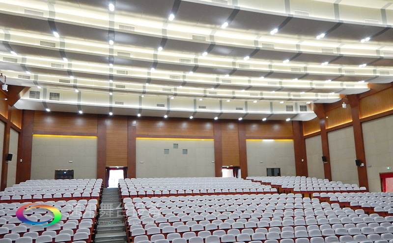 通用舞臺吊桿高標準承接廣州市培英中學報告廳項目，大屏幕顯示系統、音頻擴聲系統、燈光系統、舞臺吊桿及機械等多系統相互協作