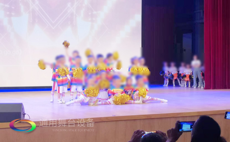 通用舞臺客戶案例展示——某劇場實(shí)景演出效果！項(xiàng)目包括舞臺燈光、舞臺吊桿、阻燃幕布、舞臺音響系統(tǒng)等等...