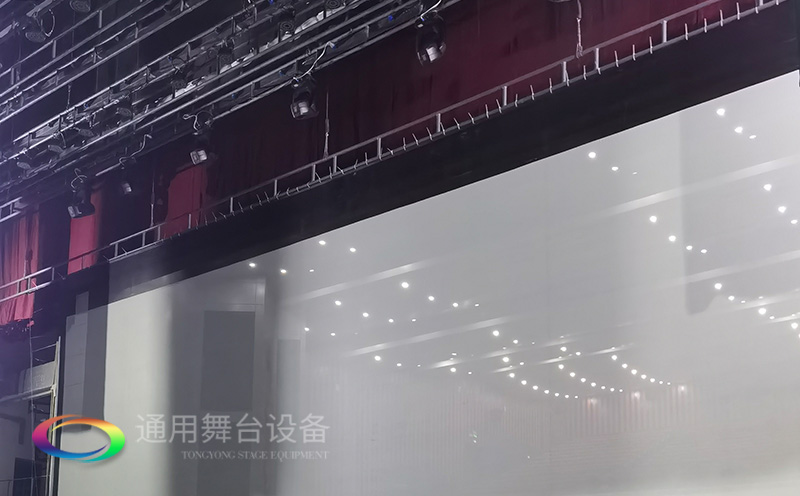 通用舞臺承建：南京曉莊學(xué)院報告廳舞臺項目（舞臺音響、舞臺燈光吊桿、舞臺幕布等）