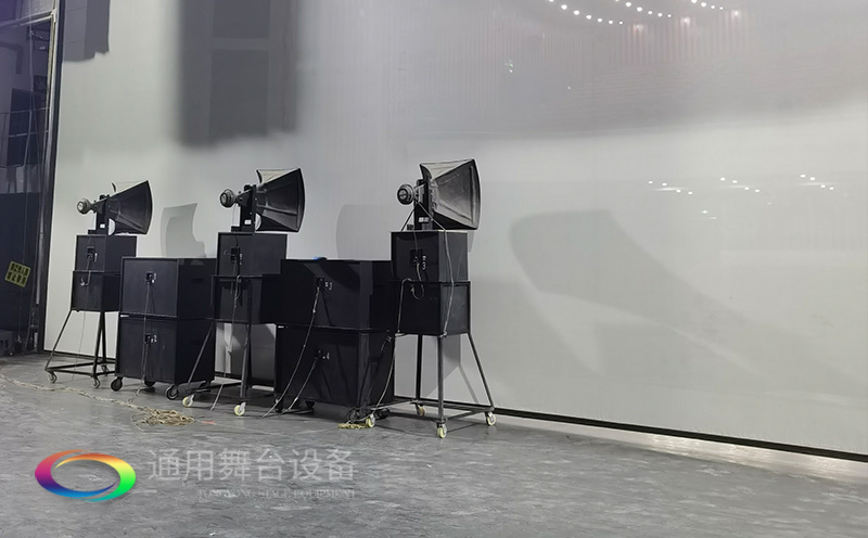 通用舞臺承建：南京曉莊學(xué)院報告廳舞臺項目（舞臺音響、舞臺燈光吊桿、舞臺幕布等）