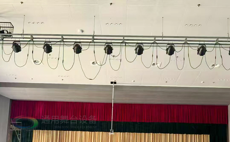 通用舞臺承建江蘇某學(xué)院報告廳項目，涵蓋舞臺燈光、電動吊桿、阻燃幕布等核心設(shè)備的設(shè)計與安裝