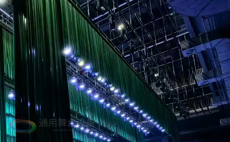 通用舞臺(tái)設(shè)備興化將軍路小學(xué)報(bào)告廳舞臺(tái)吊桿、舞臺(tái)阻燃幕布項(xiàng)目