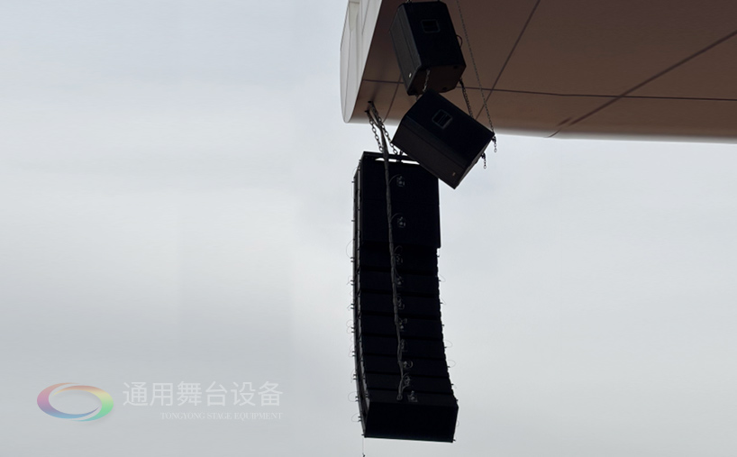 通用舞臺(tái)機(jī)械完成某高校體育場(chǎng)線陣列音箱、燈光等設(shè)備架設(shè) 提升大型活動(dòng)視聽體驗(yàn)