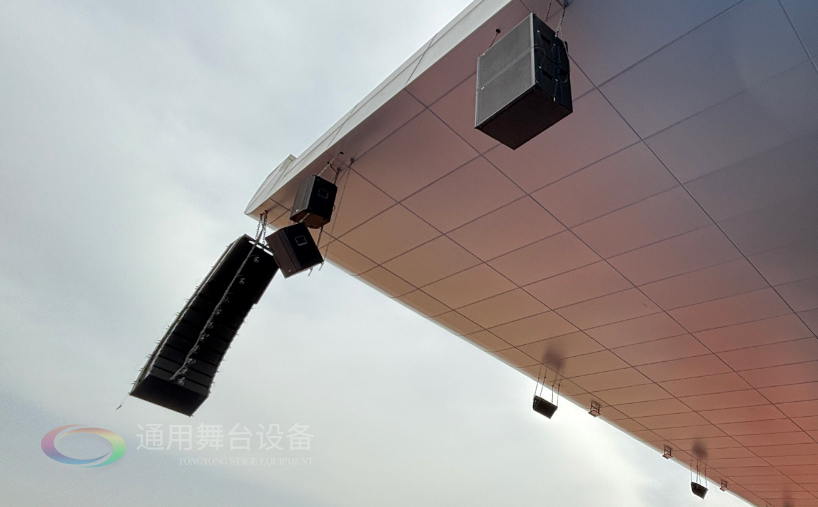 通用舞臺(tái)機(jī)械完成某高校體育場(chǎng)線陣列音箱、燈光等設(shè)備架設(shè) 提升大型活動(dòng)視聽體驗(yàn)